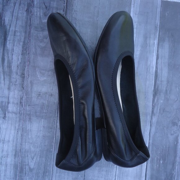 SIZE 7.5. Caprice black leather classic ballet flats. - Picture 12 of 16